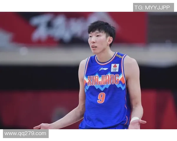 周琦在CBA比赛中表现抢眼，再次展现出个人实力和技术水平