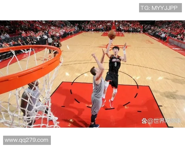 周琦加盟火箭首次出现NBA赛场，引发球迷议论